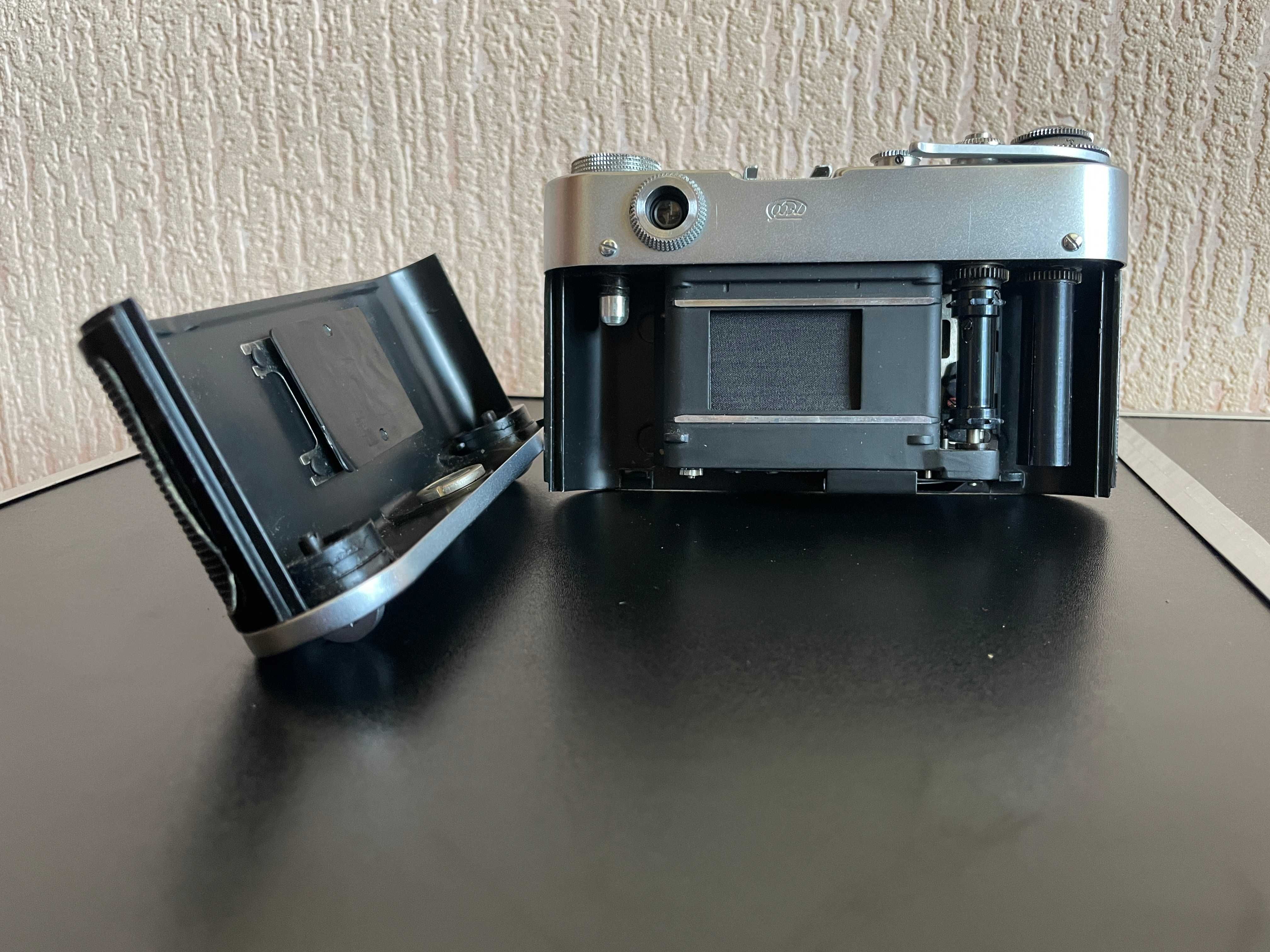 Пленочный фотоаппарат FED-3 со вспышкой