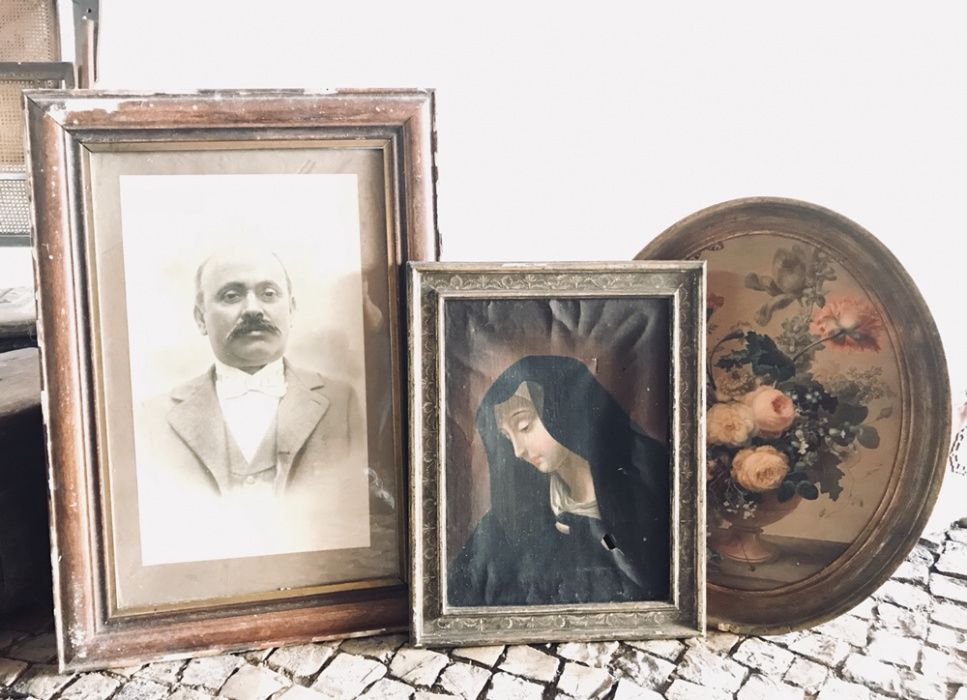 Molura antiga com quadro floral