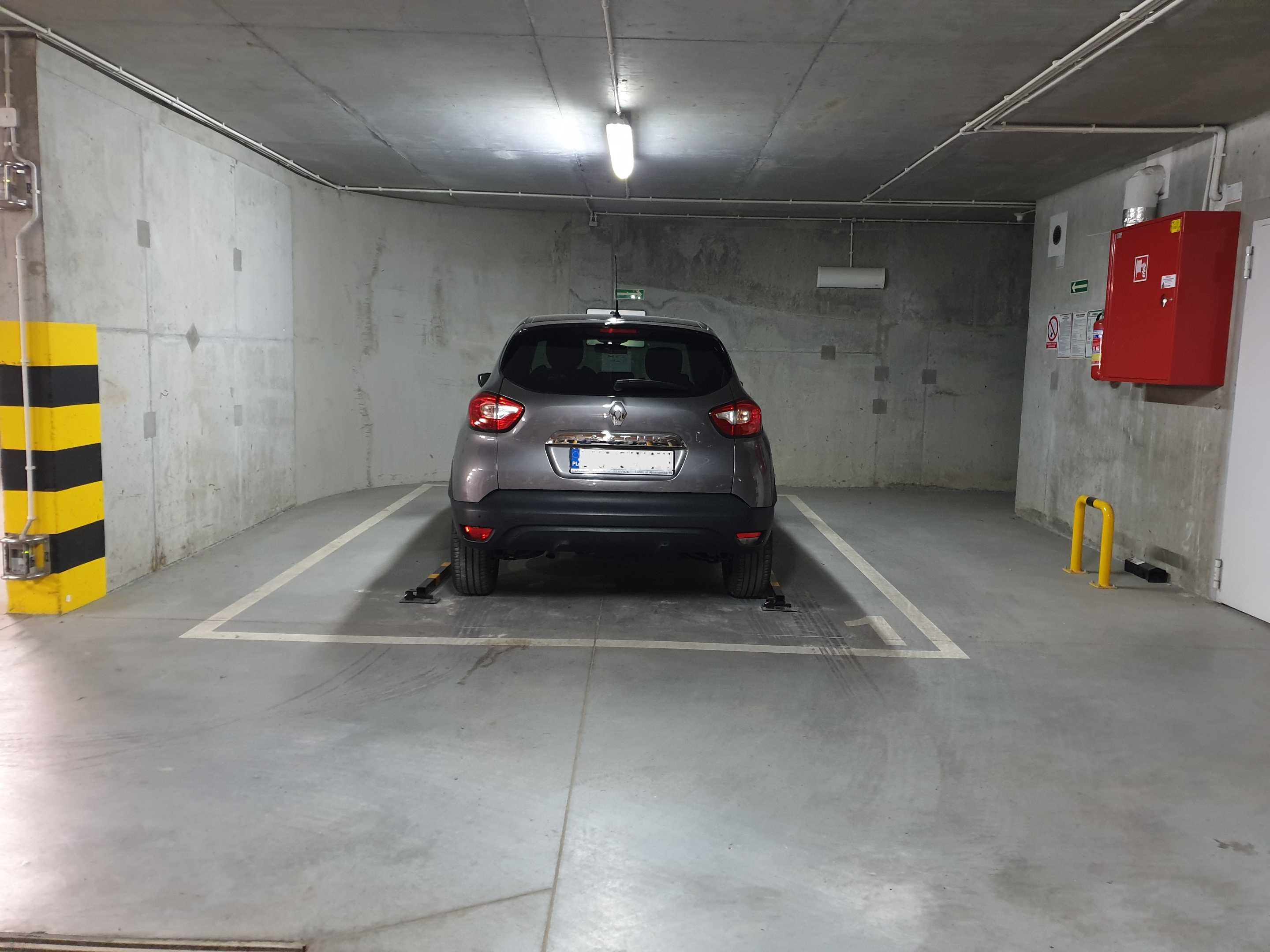 Szerokie miejsce parkingowe w garażu podziemnym - ul. Ignacego Domeyki