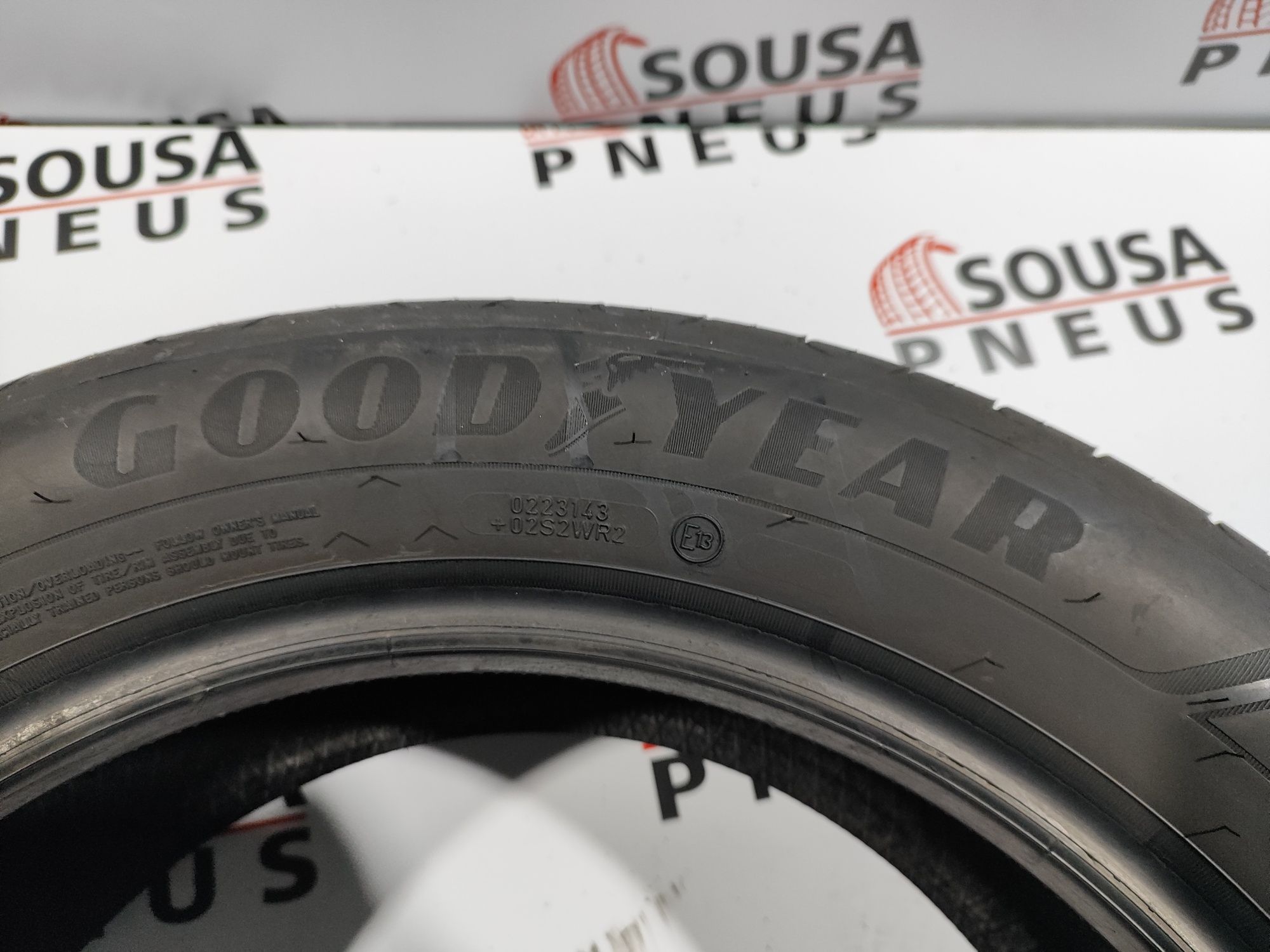 2 pneus semi novos 215-55R17 Good Year - Oferta dos Portes