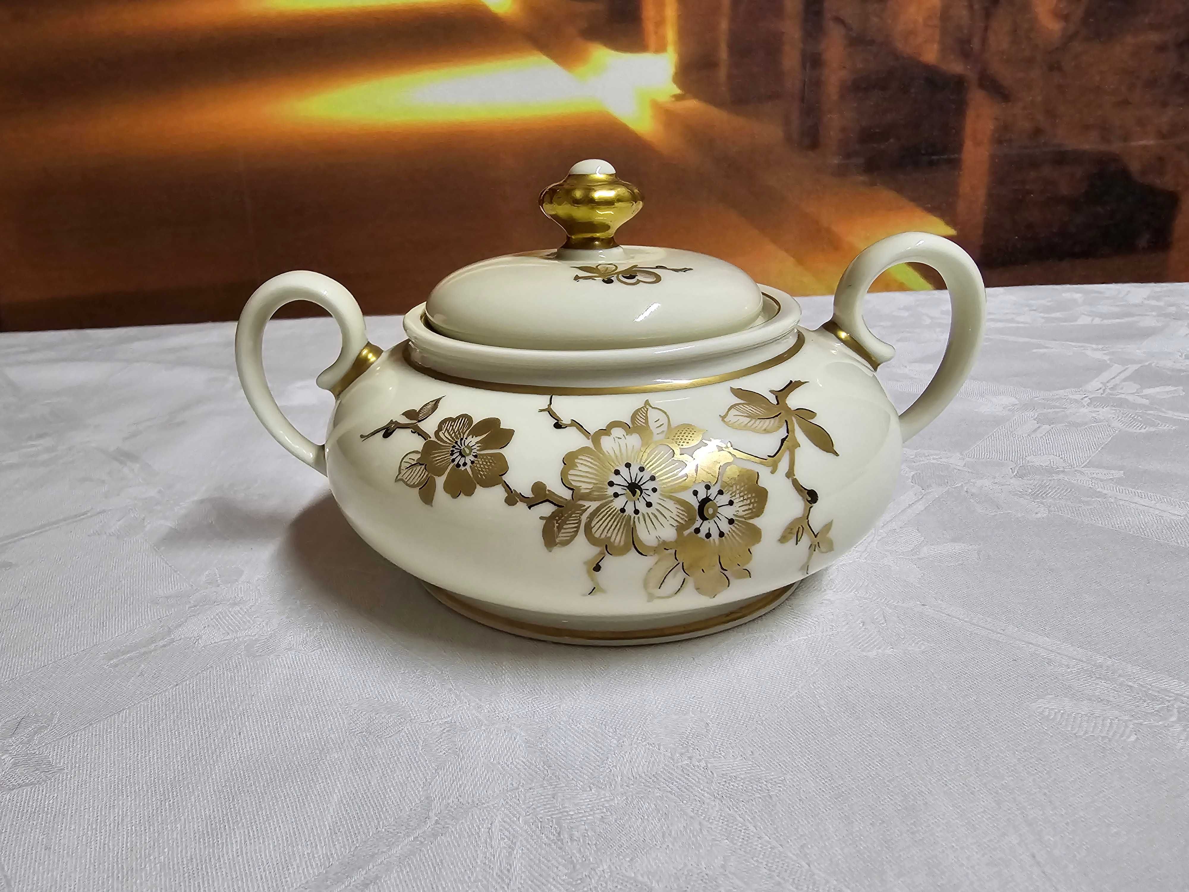 Porcelanowy komplet herbaciano-kawowy firmy WEIMAR FAVORIT N3510