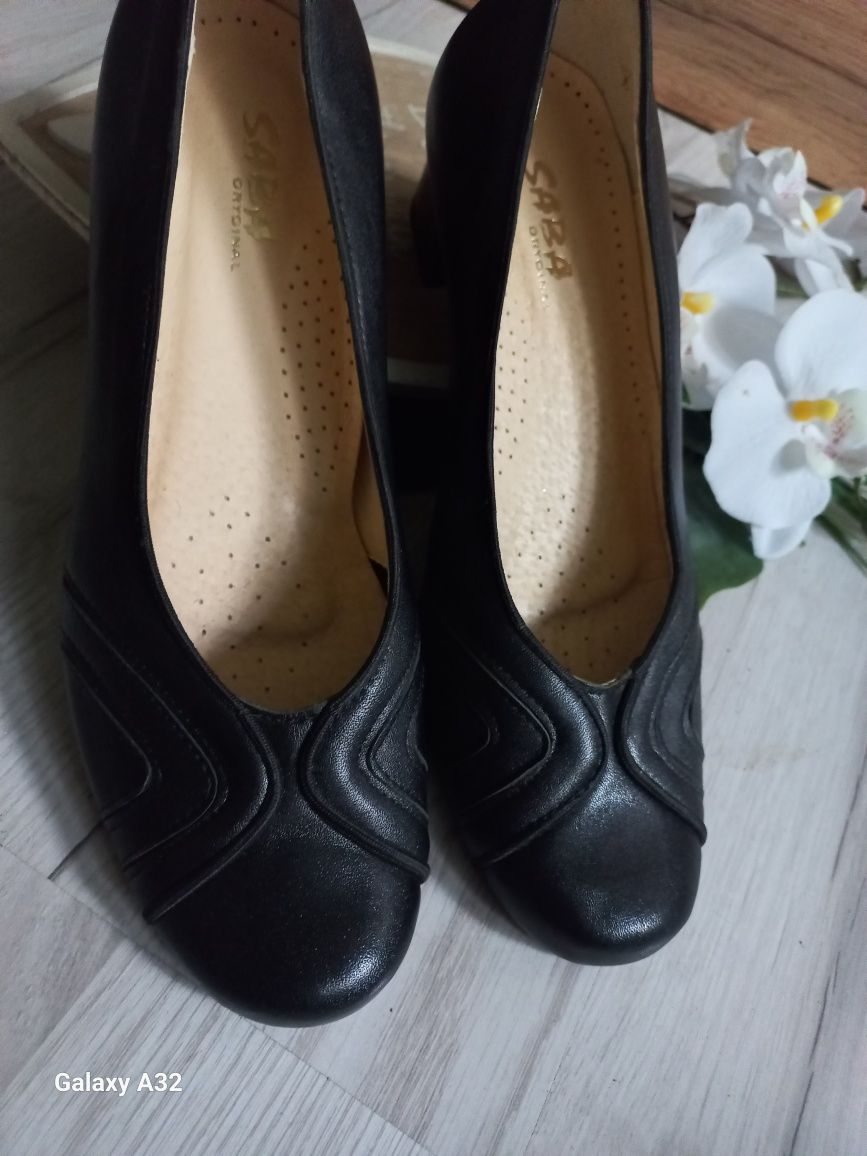 Buty na niskim słupku 37