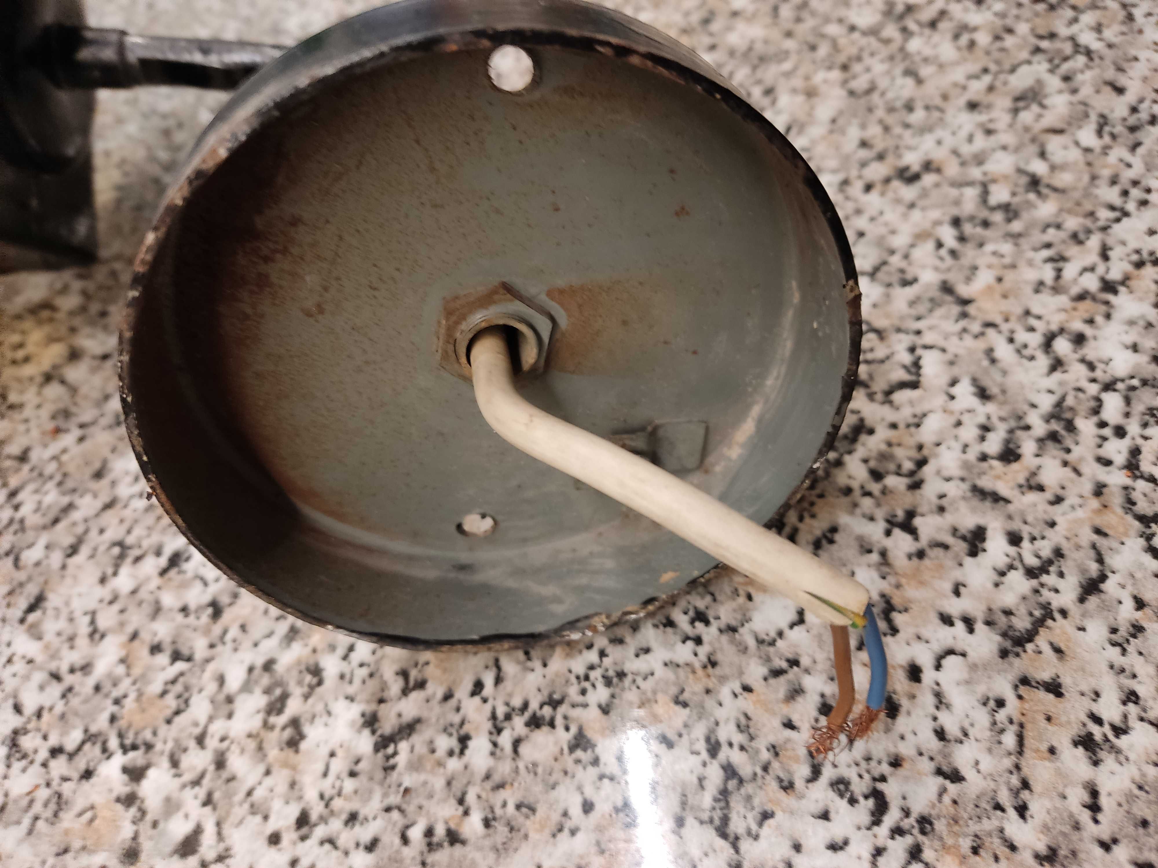 Stara retro lampa ścienna, kinkiet, na ganek, kamienice.