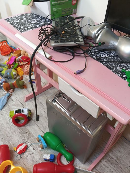 Biurko z rególacja dla dziewczynki