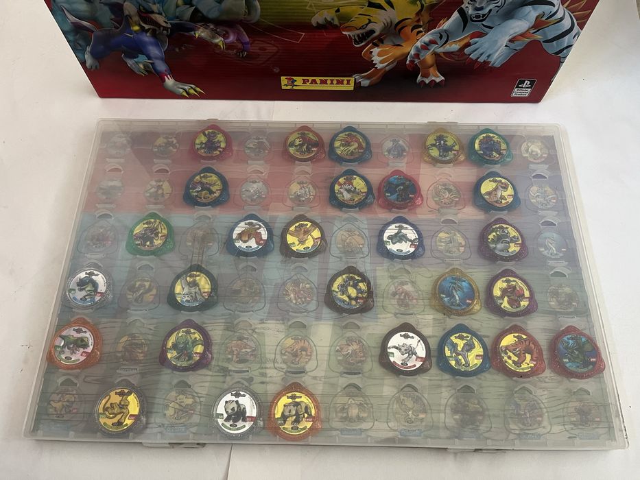 Coleção de cerca de 40 Kraks Invizimals Panini