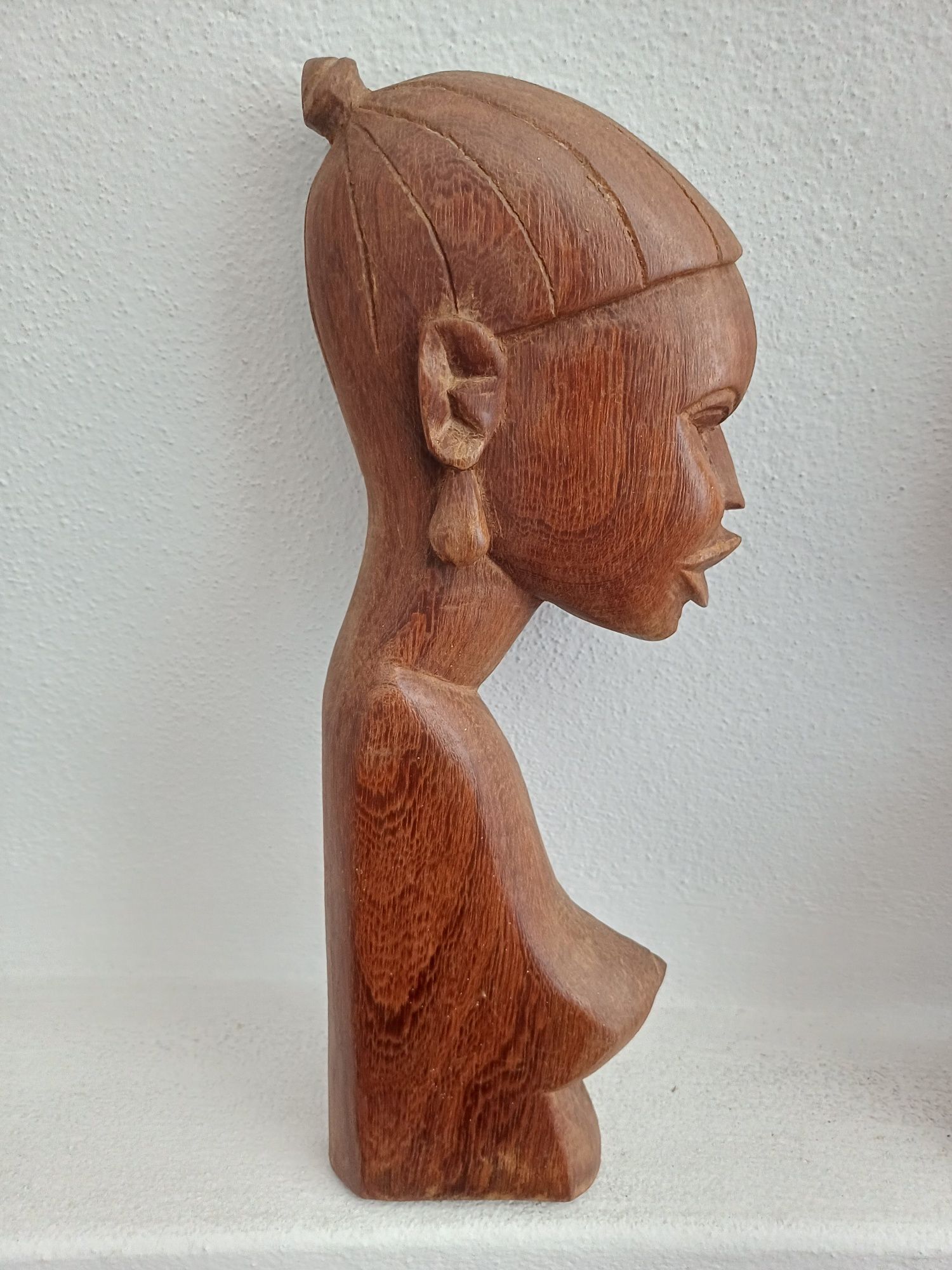Estátuas africanas em madeira com figuras humanas