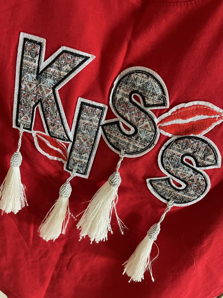 T-shirt damski Kiss ze zdobieniami