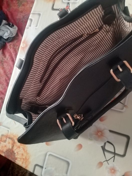 Велика жіноча сумочка