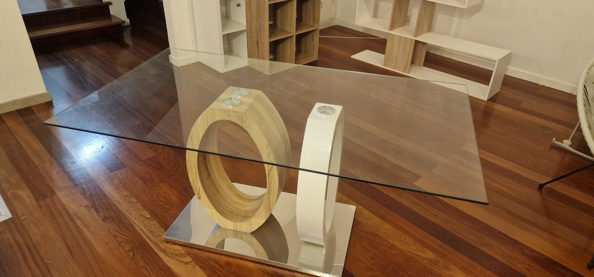 Mesa de vidro e madeira