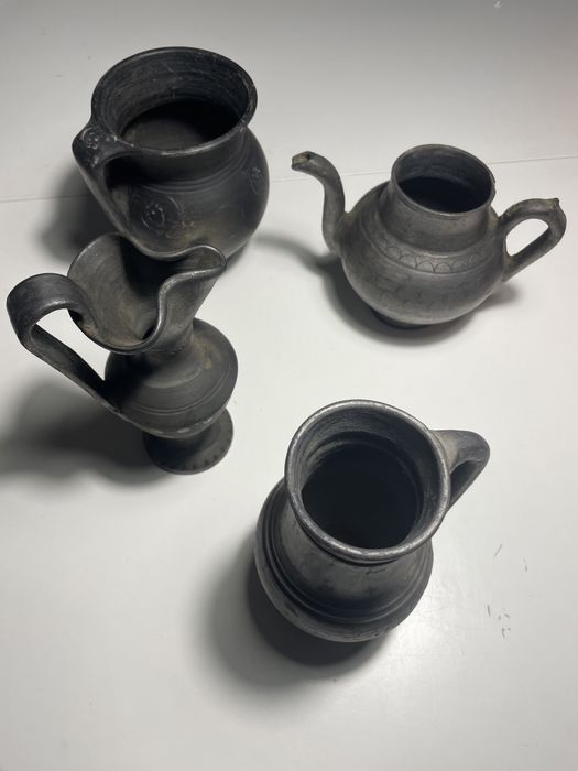 Peças em loiça de barro preto