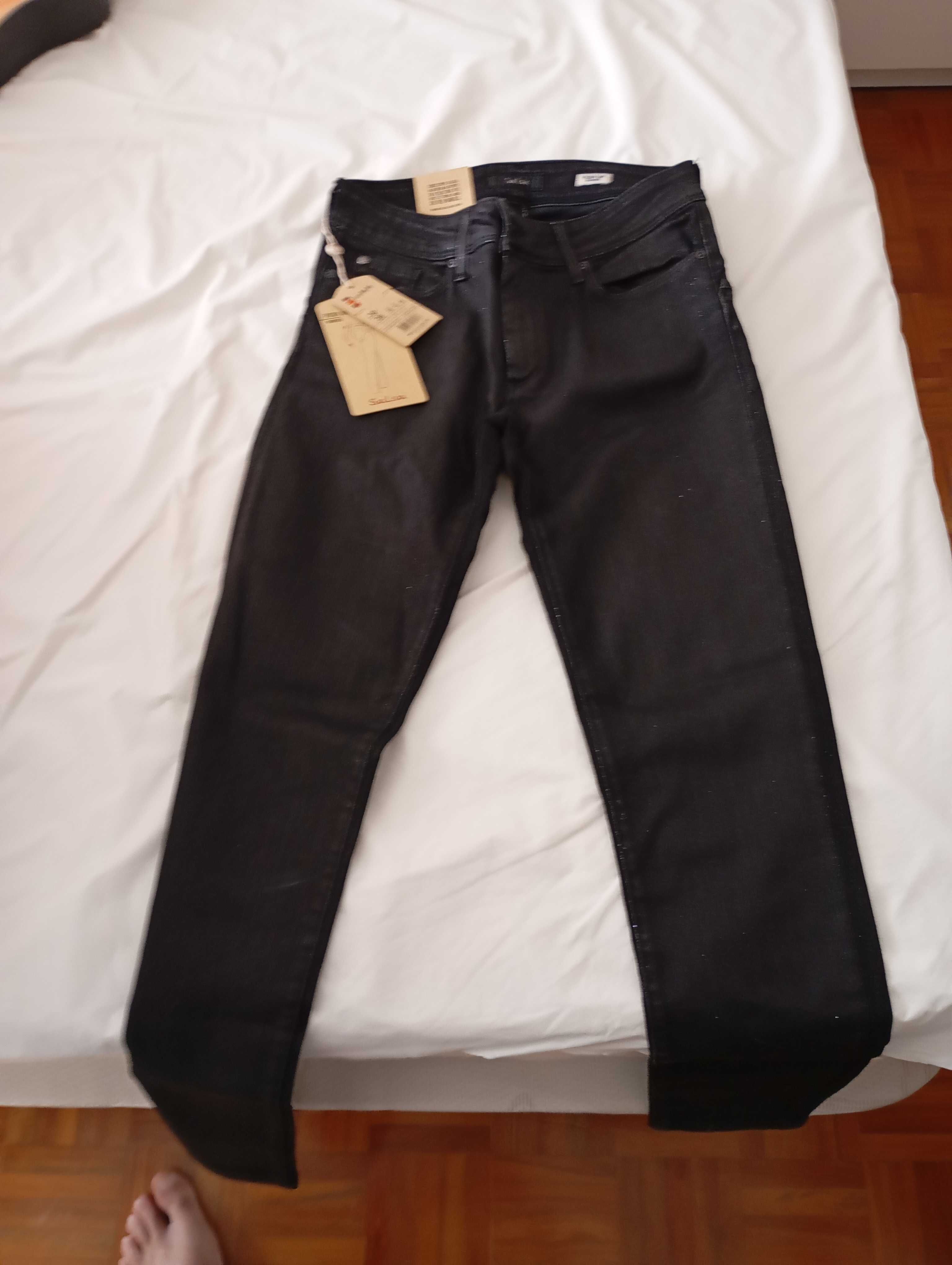 Brinquedos e roupas