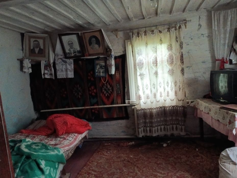 Старый дом с участком на берегу озера