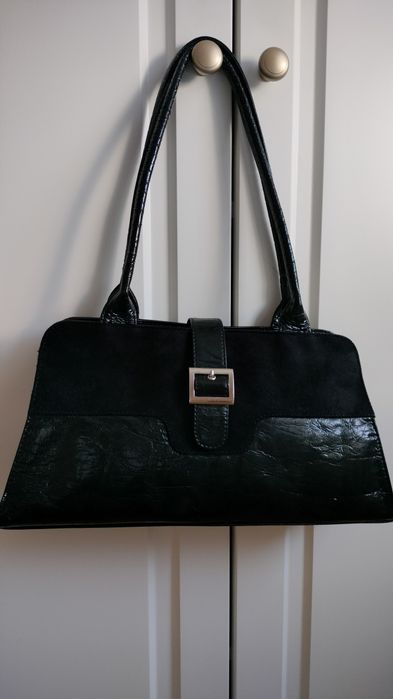 Czarna torebka z zamszem