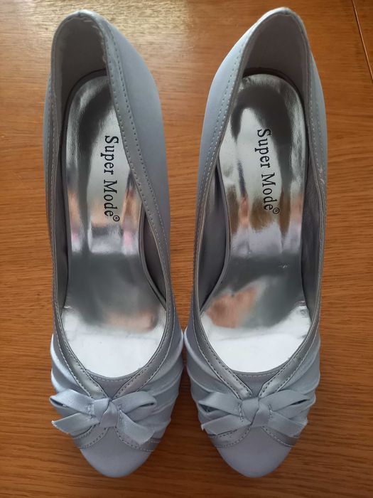 Sapatos cinzentos de cerimónia