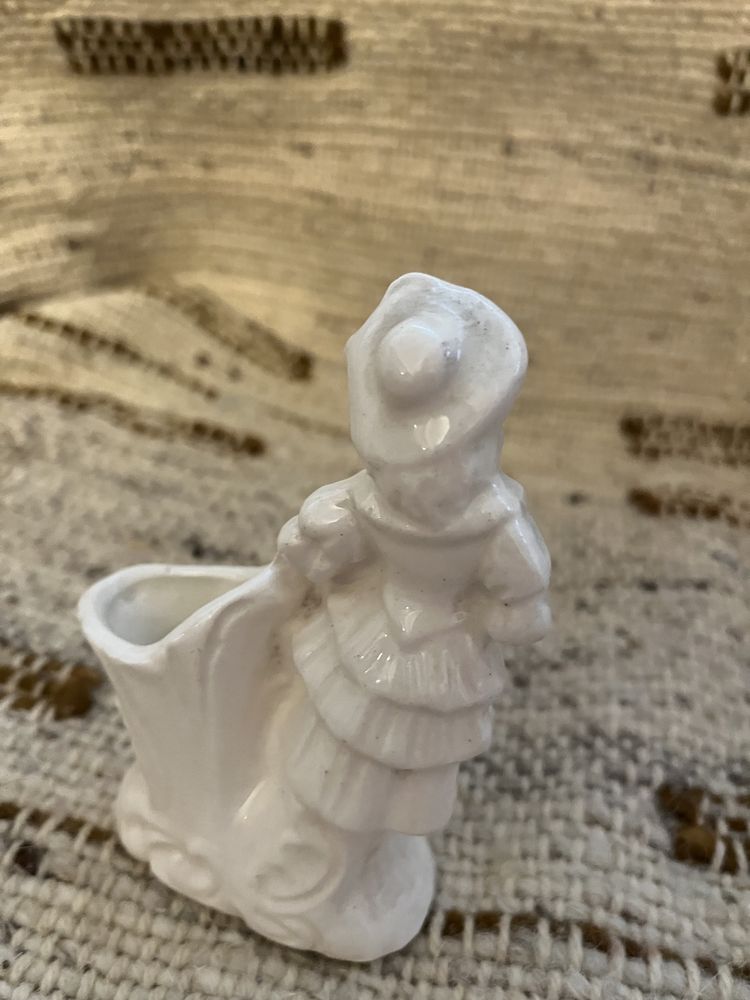 Figurka porcelanowa z miejscem na świeczkę