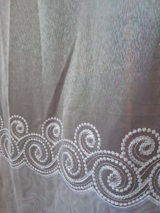 Piękna firana z haftowanym  wzorkiem
