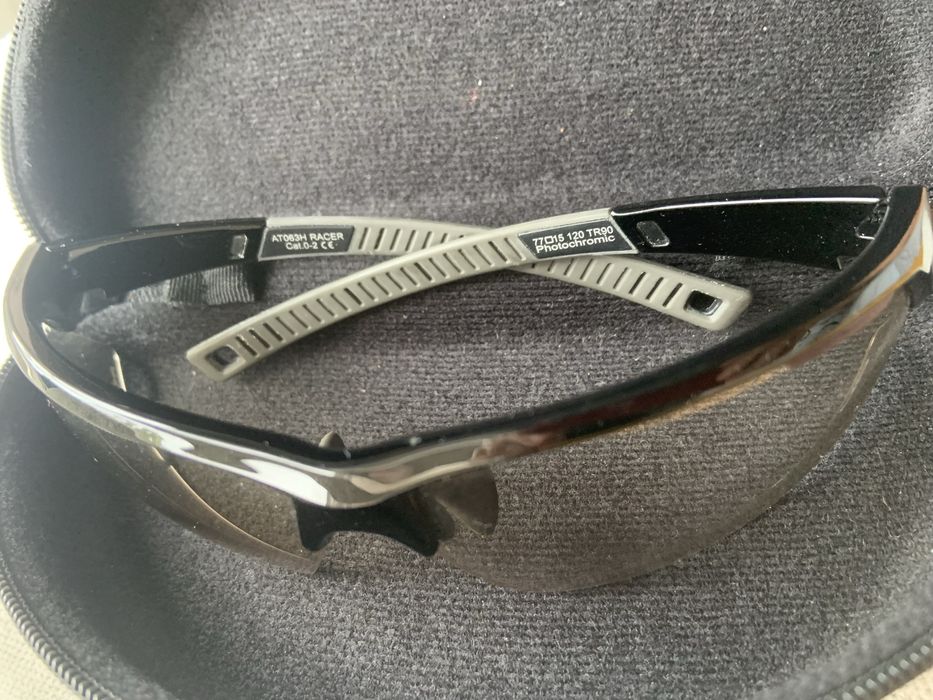 Óculos e bolsa de ciclismo