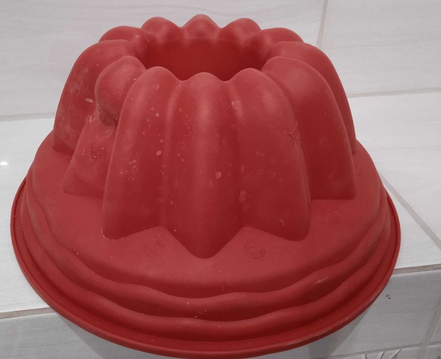 Forma do pieczenia babki  silikonowa czerwona 24 cm