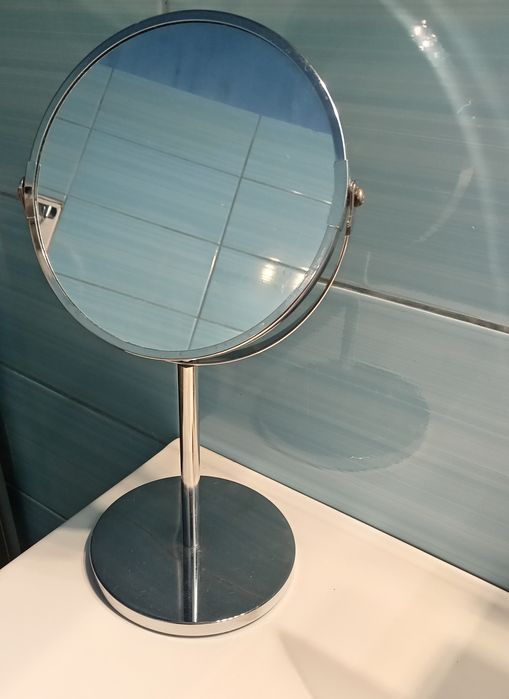 Lusterko dwustronne wysokość około 59 cm z jednej strony z przyblizeni