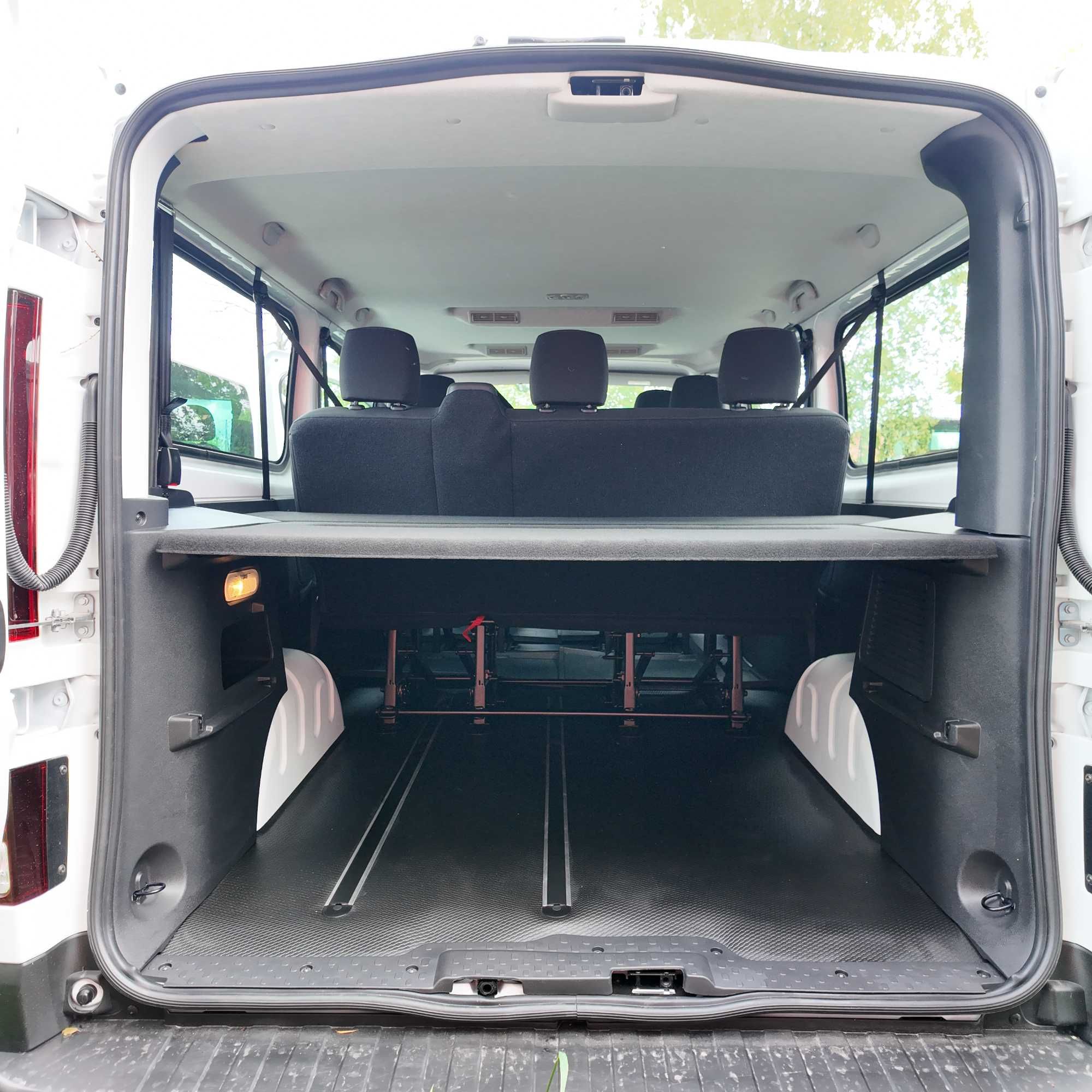 Wynajem busa 7,8,9 osobowego wypożyczalnia aut Renault Trafic