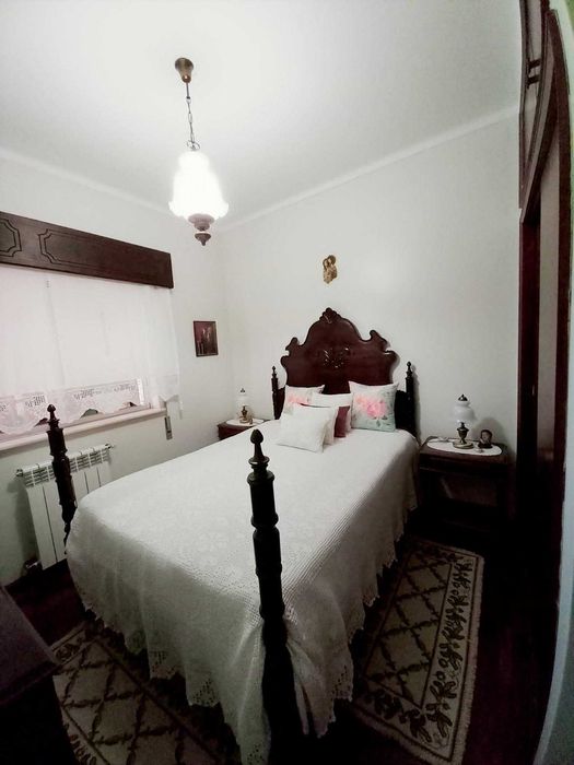 MOBILIÁRIO DE QUARTOS CLÁSSICOS EM MADEIRA MACIÇA – EXCELENTE ESTADO