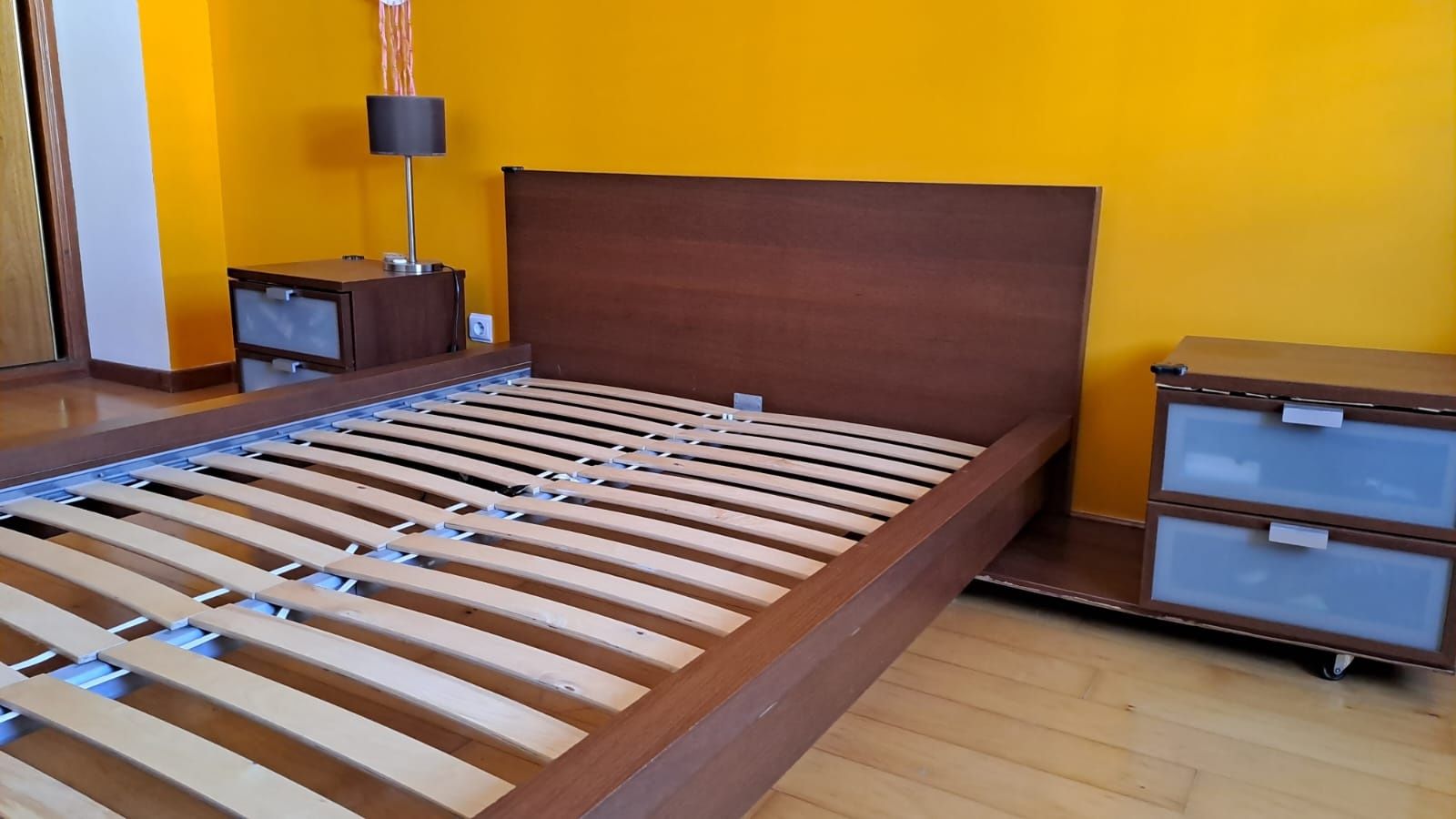 Cama MALM  com estrado e 2 mesas de cabeceira