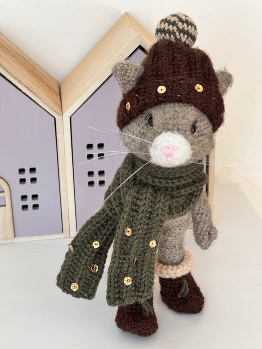Kotek na szydełku, zimowy kotek, rękodzieło, prezent handmade