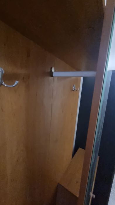 Szafka na korytarz z wieszkami, drążkiem i miejscem na buty