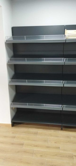 Торгове обладнання для магазину в наявності графітового кольору полиці