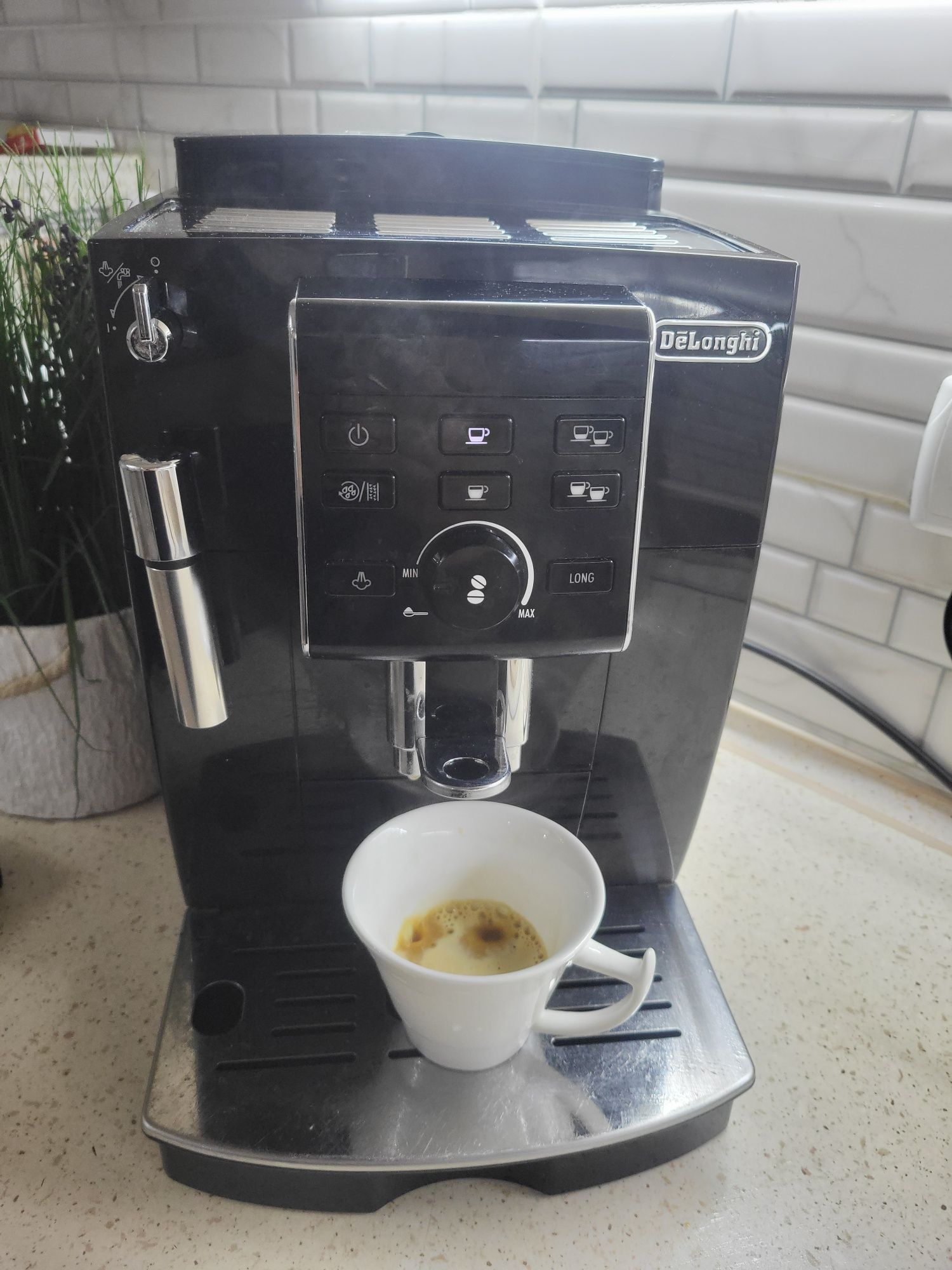 кавовамашинка  Delonghi гарно робить каву.