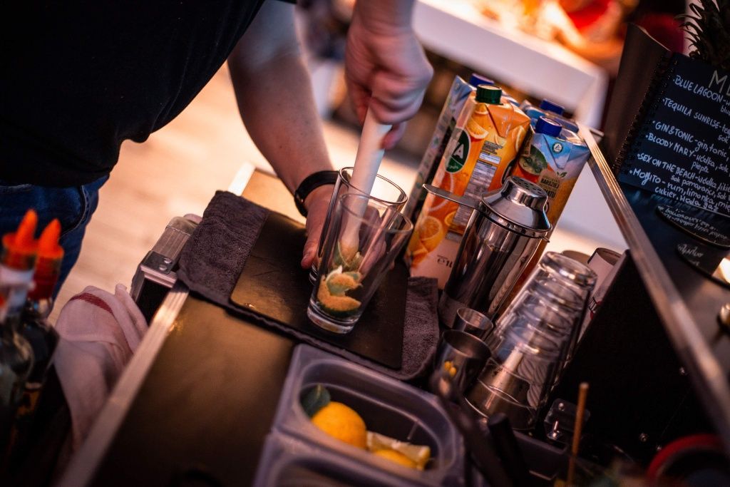 Barman DrinkBar Obsługa barmańska Barmani wesele urodziny osiemnastka