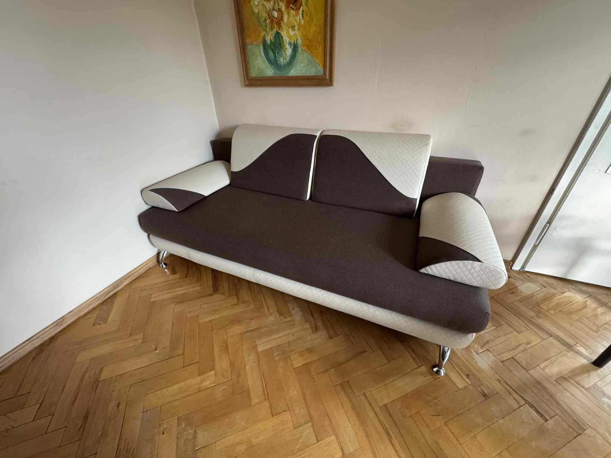 Sofa rozkładana z pojemnikiem na pościel
