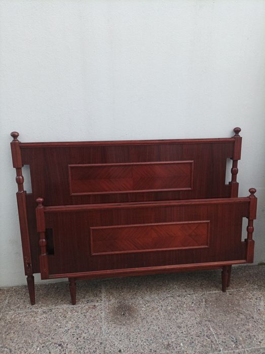 Cama de casal antiga estilo nórdico