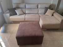Sofa com dois puffs e arrumação