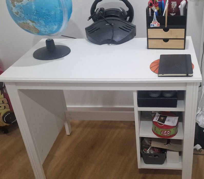 Secretária branca c/prateleiras