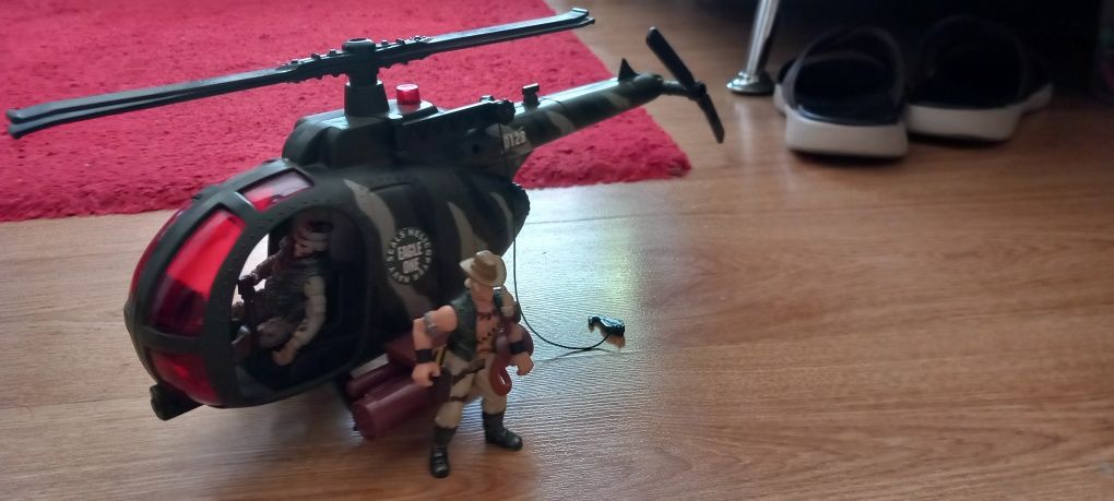 Helicóptero com 2 bonecos  soldados