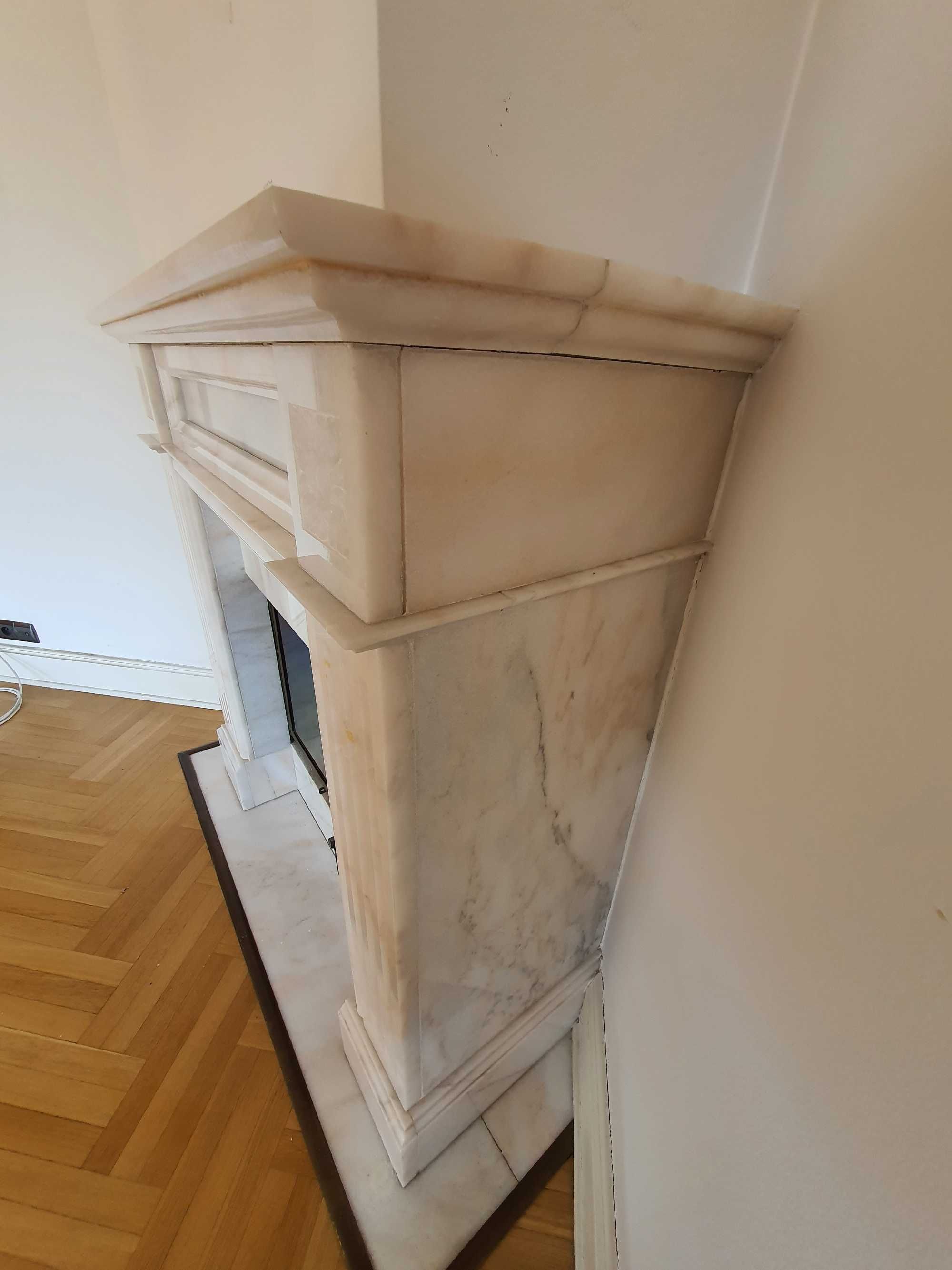 Piękny klasyczny marmurowy kominek z wkładem, Lublin