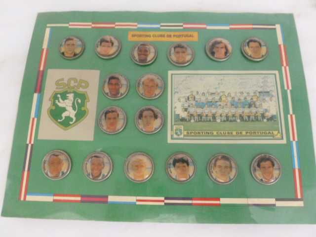 Placa/cartaz com conjunto de 16 pins do plantel do Sporting ano 94/95