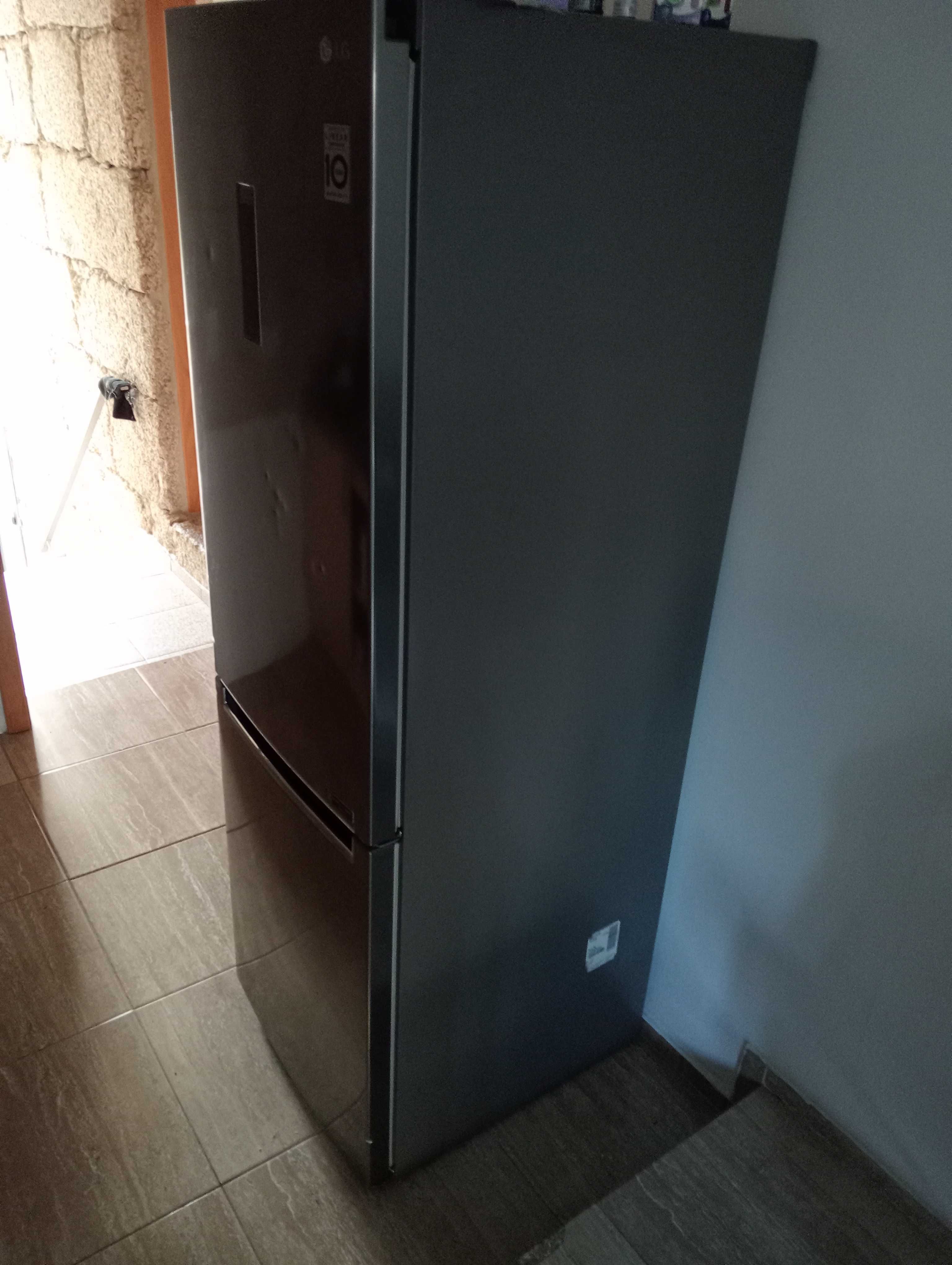 Frigorífico Combinado LG - GBB62PZFGN - 384L - (Inox / No Frost)