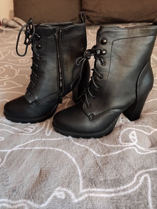 Sprzedam czarne botki