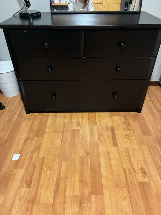 Conjunto de espelho, cómoda e candeeiro.