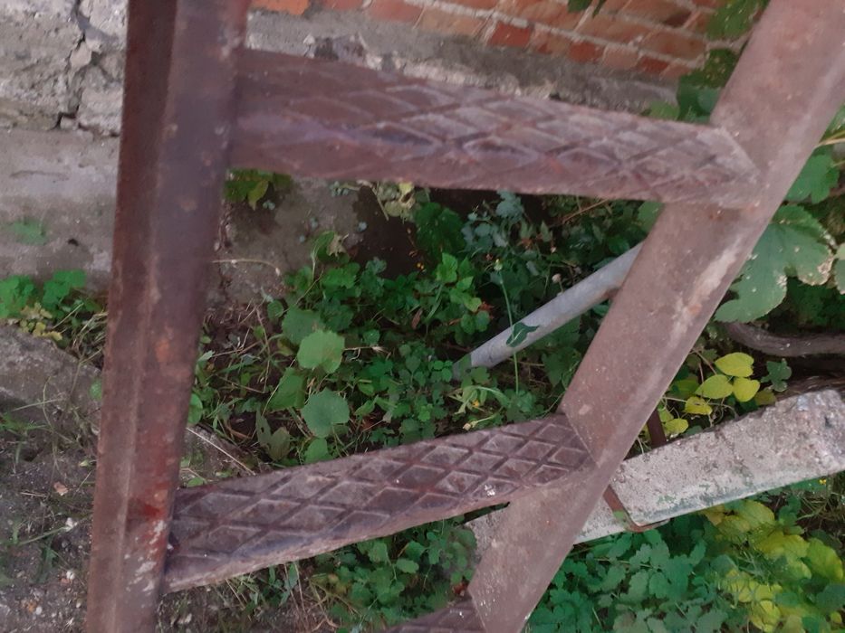 Драбина залізна,широкі сходинки,приставна