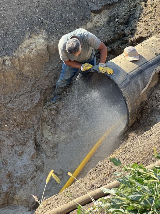 Асенізатор, прочистка( пробивка) каналізіційних труб.