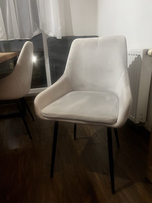 Krzesla do jadalni komplet
