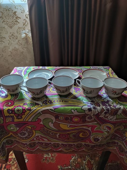 5 чашек, 3 блюдца