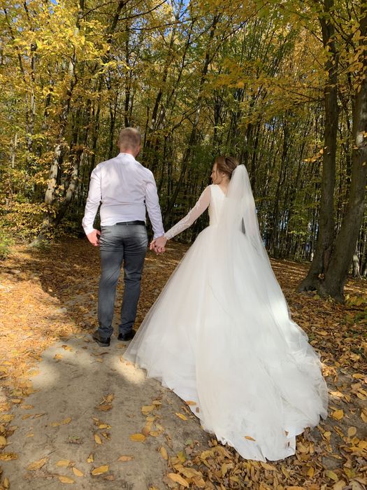 Весільна сукня зі шлейфом