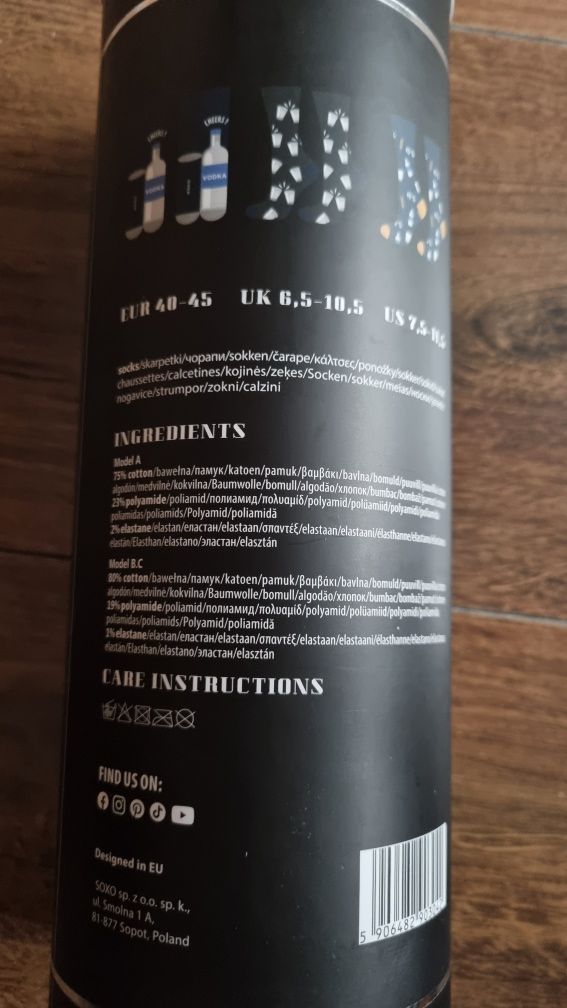 Skarpetki (40/45) zamknięte w efektownej puszce.