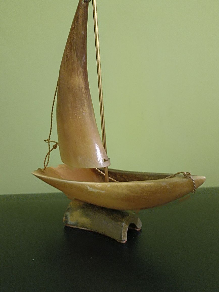 Stara łódka wykonana ręcznie z kości.