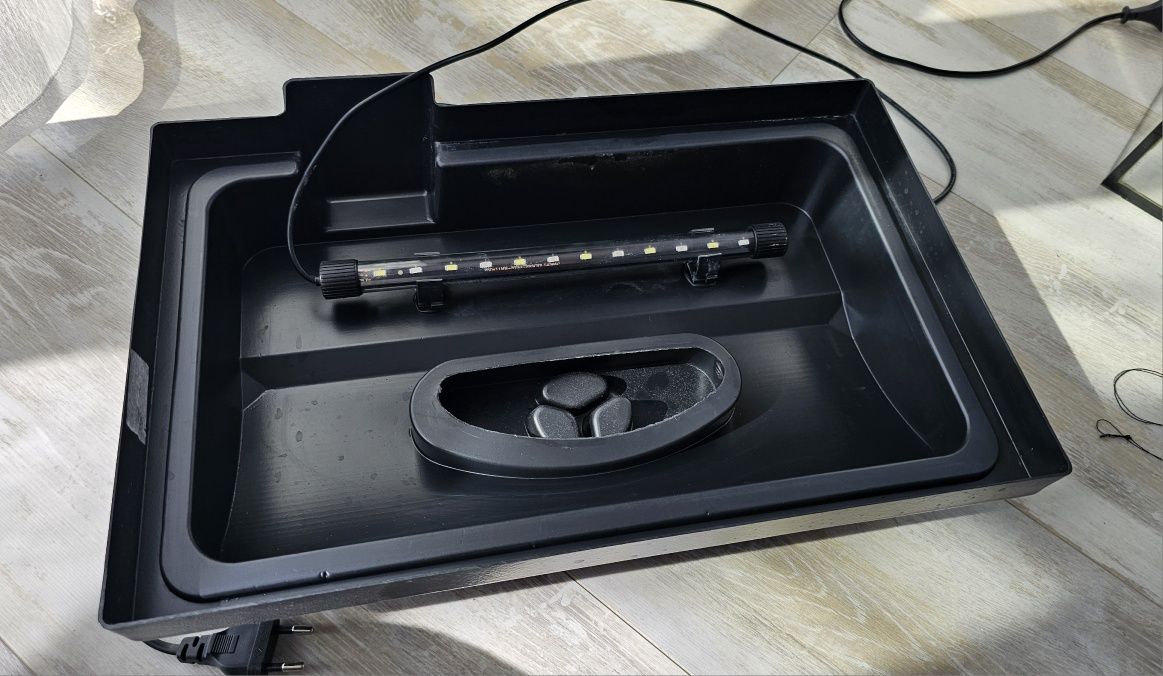 Akwarium 35L, oświetlenie LED, filtr Aquael, duże dekoracje, stan 5+
