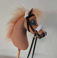 Izabelowaty konik hobby Horse A4 z akcesoriami brązowy